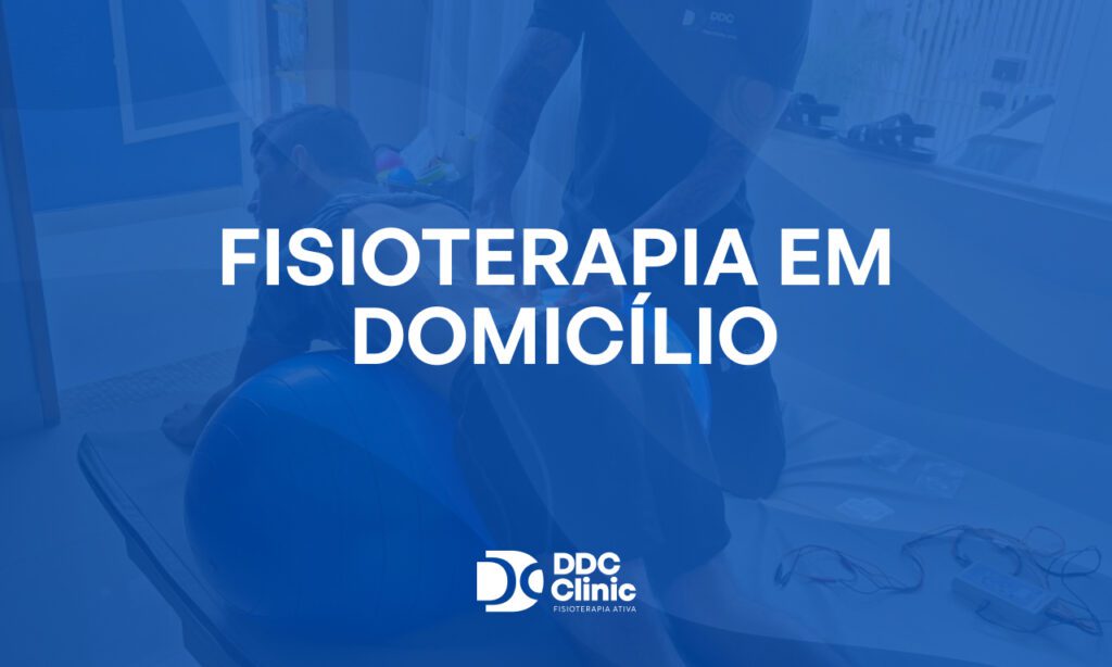 Fundo azul e com letras brancas está escrito Fisioterapia em domicilio